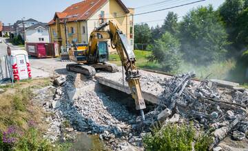 FOTO: Mosty v obci Dlhá sú už minulosťou. Nahradia ich úplne nové mostné konštrukcie