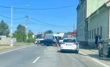 Nehoda v Dolnej Strede pri penzióne Mlyn. Zrazilo sa tam osobné auto s dodávkou