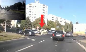 VIDEO: Dôchodkyňa prechádza v Hlohovci cez cestu mimo priechod. Podobný incident skončil len nedávno nešťastím