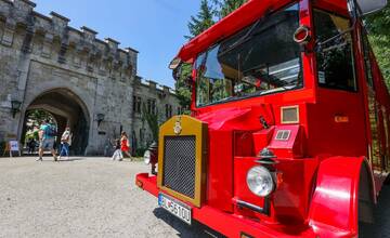 FOTO: Spoznajte krásy Smoleníc minibusom Smolenická fčela. Nadväzuje na vlakové spojenia