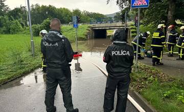 Polícia v akcii, súboj s hrozivým živlom pokračuje. Proti povodniam pomáhajú aj študenti