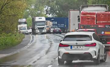 Na obchvate Dunajskej Stredy pri odbočke na Gabčíkovo došlo k nehode. Úsek je momentálne neprejazdný