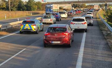 Na opravovanom moste Váhovce smerom na Trnavu došlo k nehode, kolóny sa tvorili a to aj v opačnom smere