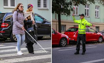 Polícia kontroluje, či pustíte slepcov cez priechod. V Trnavskom kraji prebieha Deň bielej palice