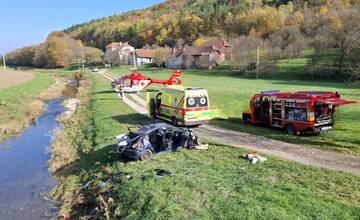 Tragédia pri Sobotišti. 71-ročnú chodkyňu zrazilo auto, na mieste zasahoval vrtuľník