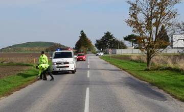 Motorkár a cyklista skončili so zlomeninami. Policajti hľadajú svedkov nehôd pri Trnave a Piešťanoch