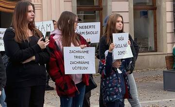 FOTO + VIDEO: V Trnave sa konal protest proti zatvoreniu strednej školy. Pozrite si zábery