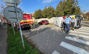 FOTO: V Hlohovci došlo k dopravnej nehode dvoch áut. Dodávka skončila prevrátená na boku