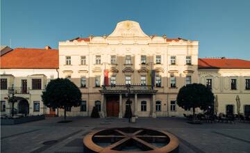 Trnavská radnica bude dnes večer svietiť na modro, na čo chce poukázať touto farbou?