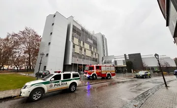 AKTUALIZOVANÉ: Na Trnavskej univerzite bola nahlásená bomba. Na mieste zasahovali policajti aj hasiči