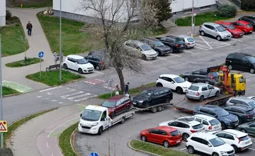 V Trnave prebehla veľká očista parkovísk od vrakov zaberajúcich parkovacie miesta. Konečne, tešia sa domáci