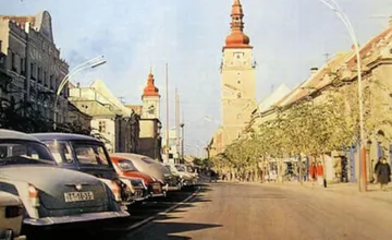 FOTO: Trnavčania si zaspomínali. Kedysi bolo centrum plné áut, teraz sa sťažujú, že nemajú kde parkovať