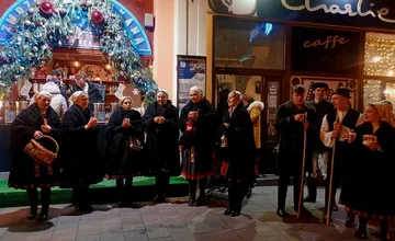 VIDEO: K Vianociam patria aj koledy, Trnafčan v uliciach mesta spieva a vinšuje požehnané sviatky