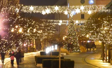 FOTO: Onedlho zasadneme k štedrovečernému stolu. Pozrite si, ako vyzerá vianočná Trnava