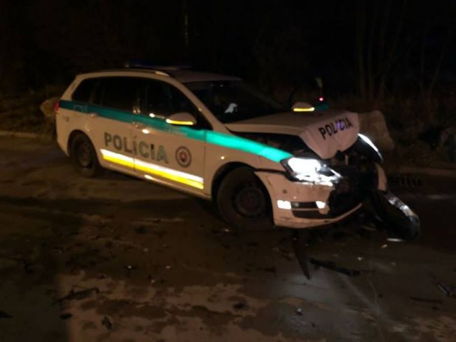 Zlodejov prichytili pri čine, pri pokuse o útek zdevastovali 2 policajné autá, jeden z nich zomrel, foto 7