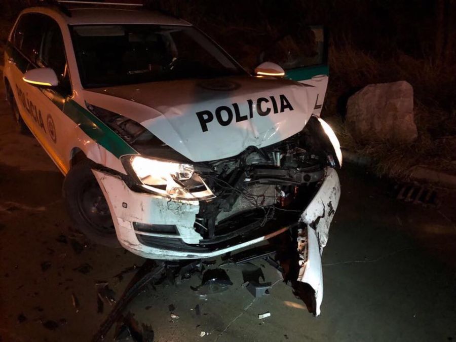 Zlodejov prichytili pri čine, pri pokuse o útek zdevastovali 2 policajné autá, jeden z nich zomrel, foto 14