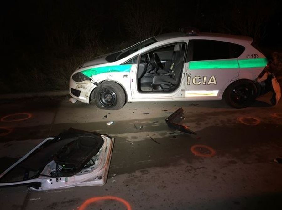 Zlodejov prichytili pri čine, pri pokuse o útek zdevastovali 2 policajné autá, jeden z nich zomrel, foto 10