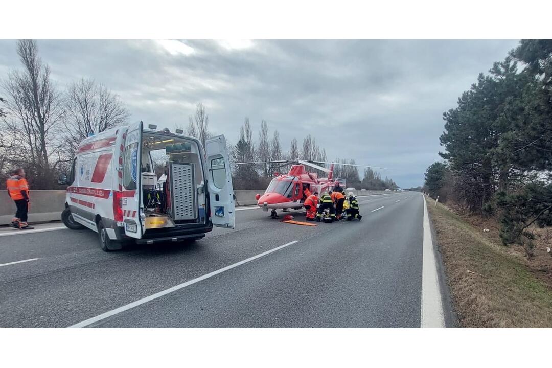 FOTO: Na D1 za Voderadmi smerom do Bratislavy havaroval mikrobus, foto 3