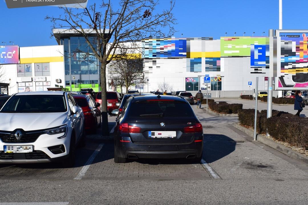 FOTO: Videli ste nehodu v Trnave? Vodič BMW išiel do obchodu, našiel si zničené auto, foto 1