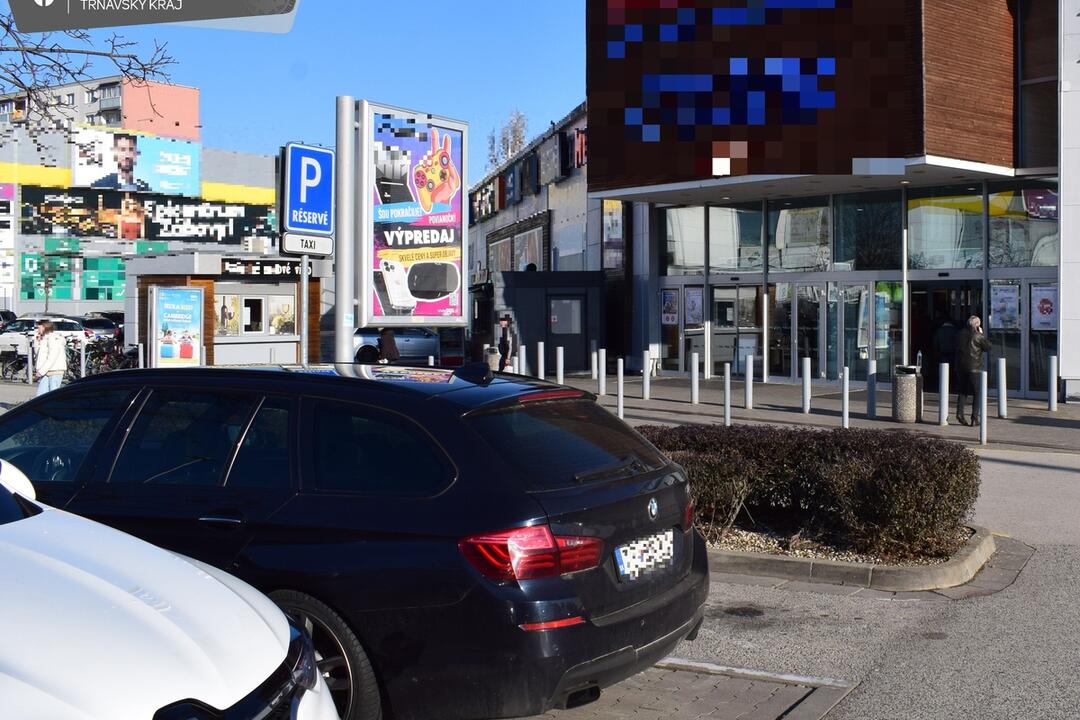 FOTO: Videli ste nehodu v Trnave? Vodič BMW išiel do obchodu, našiel si zničené auto, foto 4