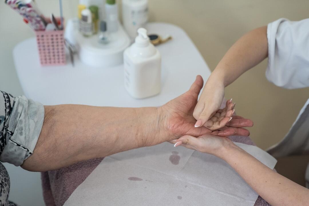 FOTO: Stredoškoláci dali trnavským seniorom nový zostrih, foto 2