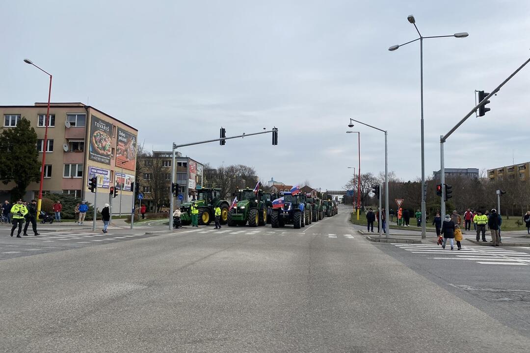 FOTO: Farmárske protesty v Trnave blokujú dopravu, foto 1