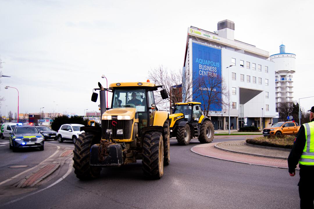 FOTO: Farmárske protesty v Trnave blokujú dopravu, foto 9