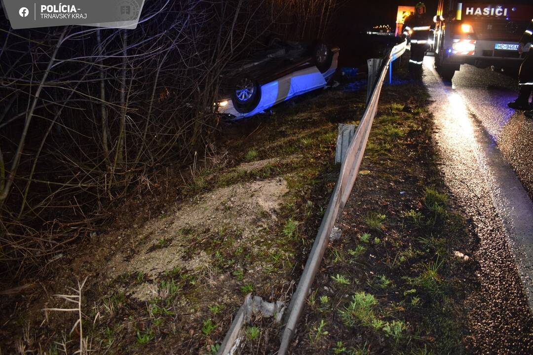 FOTO: Hrozivá nehoda pri Červeníku. Auto skončilo na streche, foto 1