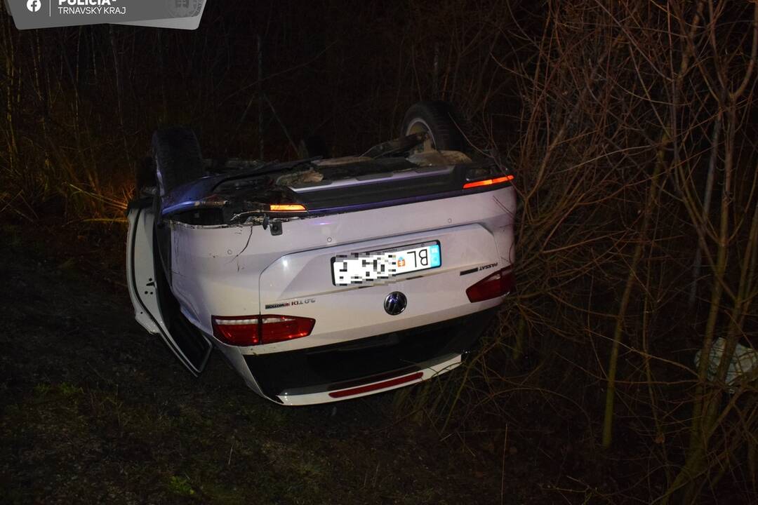 FOTO: Hrozivá nehoda pri Červeníku. Auto skončilo na streche, foto 2