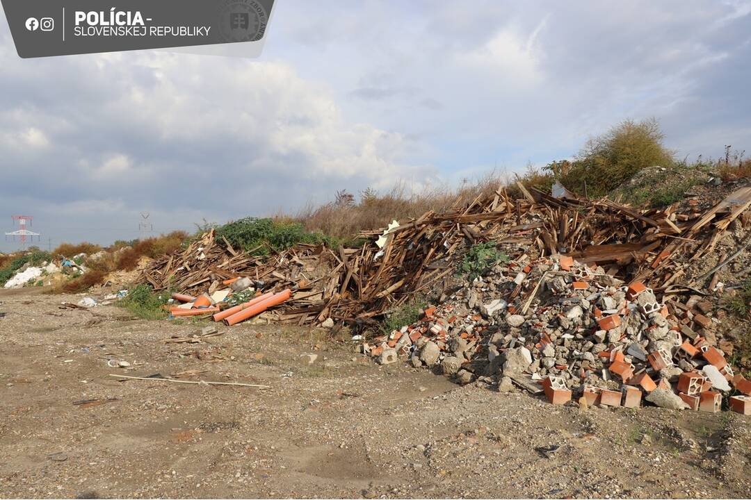 FOTO: Muž z obce Baka vytvoril nelegálnu skládku. Jej odstránenie bude stáť 4 milióny eur, foto 3