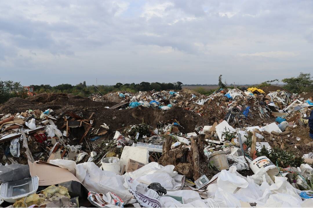 FOTO: Muž z Dunajskej Stredy vytvoril pri Bratislave nelegálnu skládku 200-tisíc ton odpadu, nebolo to prvýkrát, foto 2