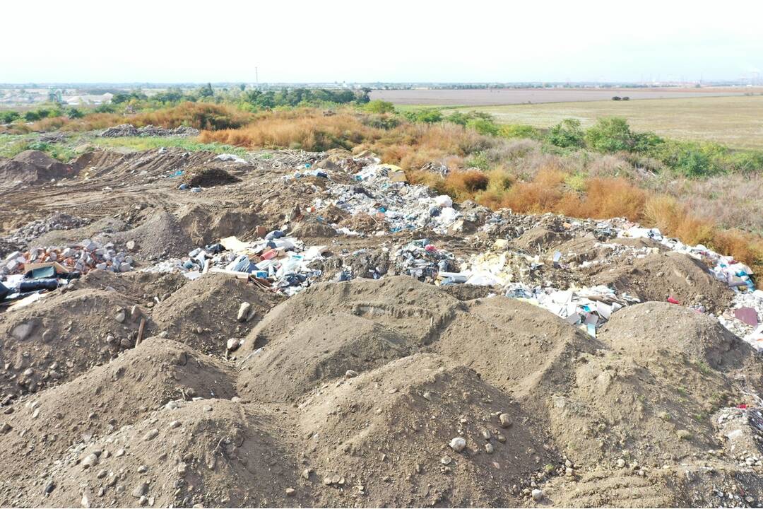 FOTO: Muž z Dunajskej Stredy vytvoril pri Bratislave nelegálnu skládku 200-tisíc ton odpadu, nebolo to prvýkrát, foto 3