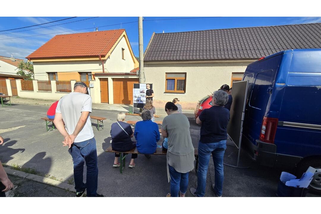 FOTO: Susedia na Pažitnej ulici spolu plánujú lepšiu budúcnosť, foto 4