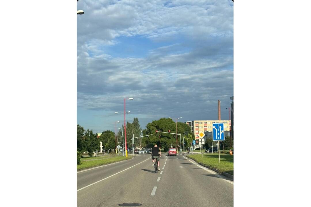 FOTO: Cyklista na ceste, foto 1