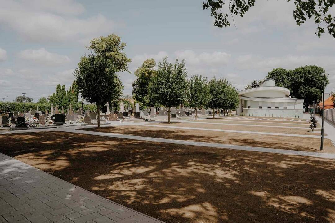 FOTO: Cintorín v Zavare prešiel obnovou: Nové chodníky, osvetlenie a pamätník nenarodeným deťom, foto 17