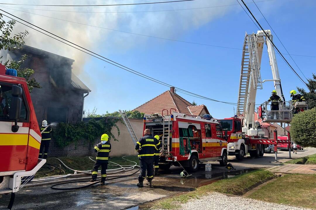 FOTO: Rozostavaný rodinný dom v Šoporni zachvátili plamene, foto 3