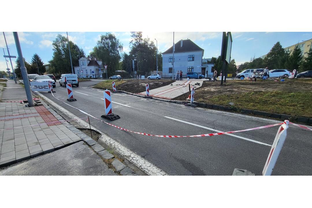 FOTO: V Senici vzniká nový priechod pre chodcov, názory naň sú rôzne, foto 4