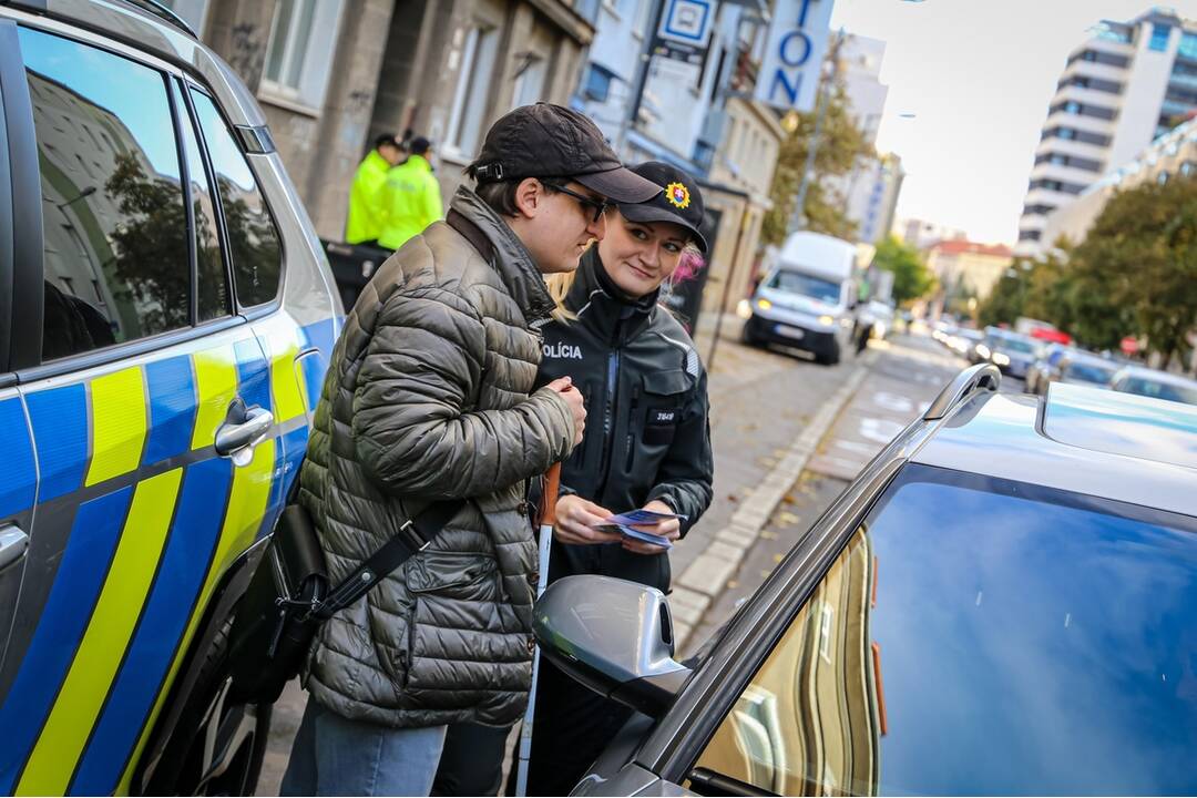 FOTO: Polícia na cestách kontroluje vodičov, či pustia slepých cez priechod, foto 2