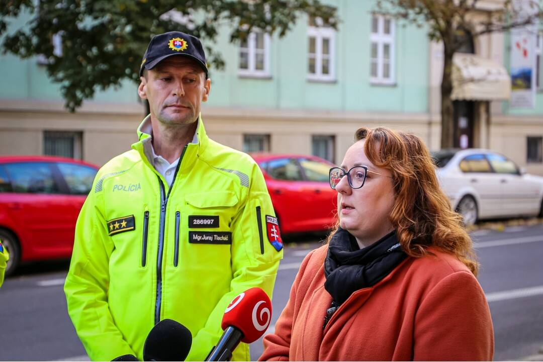 FOTO: Polícia na cestách kontroluje vodičov, či pustia slepých cez priechod, foto 4