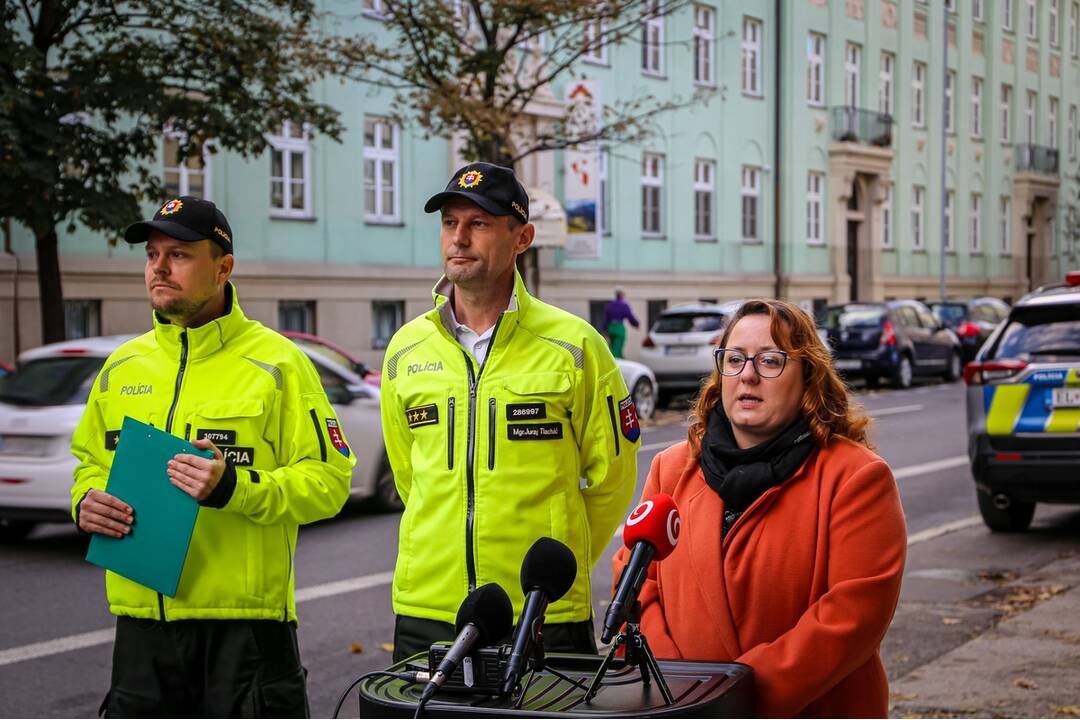 FOTO: Polícia na cestách kontroluje vodičov, či pustia slepých cez priechod, foto 5