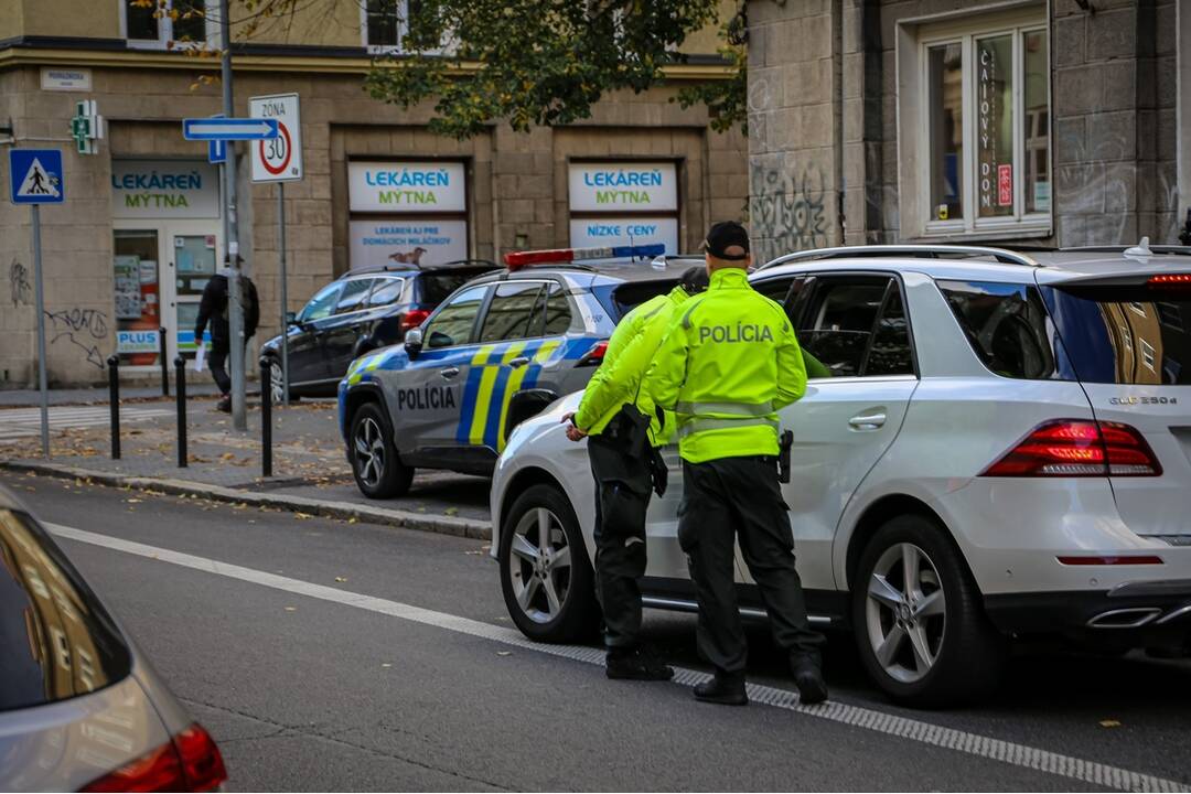 FOTO: Polícia na cestách kontroluje vodičov, či pustia slepých cez priechod, foto 7