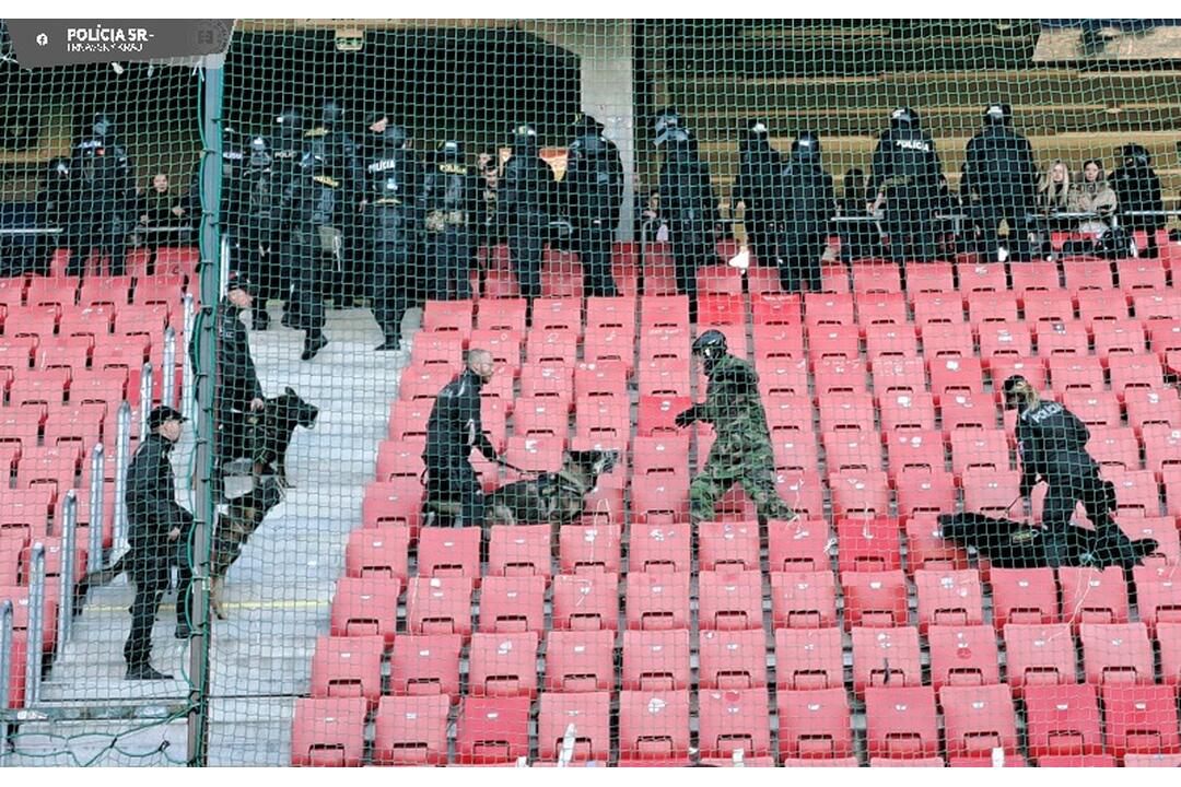 FOTO: Na derby medzi Spartakom a Slovanom trénujú aj policajti, foto 12