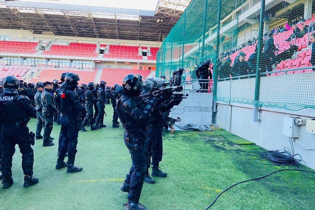 FOTO: Na derby medzi Spartakom a Slovanom trénujú aj policajti, foto 13