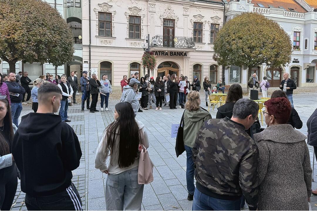 FOTO: V Trnave sa konal protest proti zatvoreniu strednej školy, foto 1