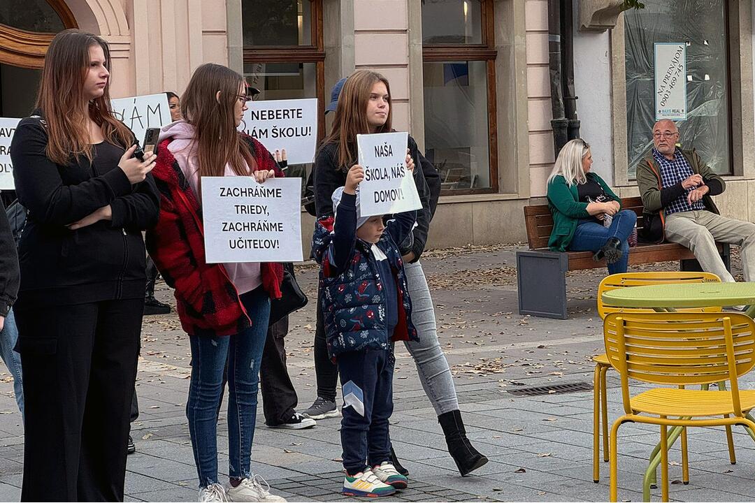 FOTO: V Trnave sa konal protest proti zatvoreniu strednej školy, foto 3