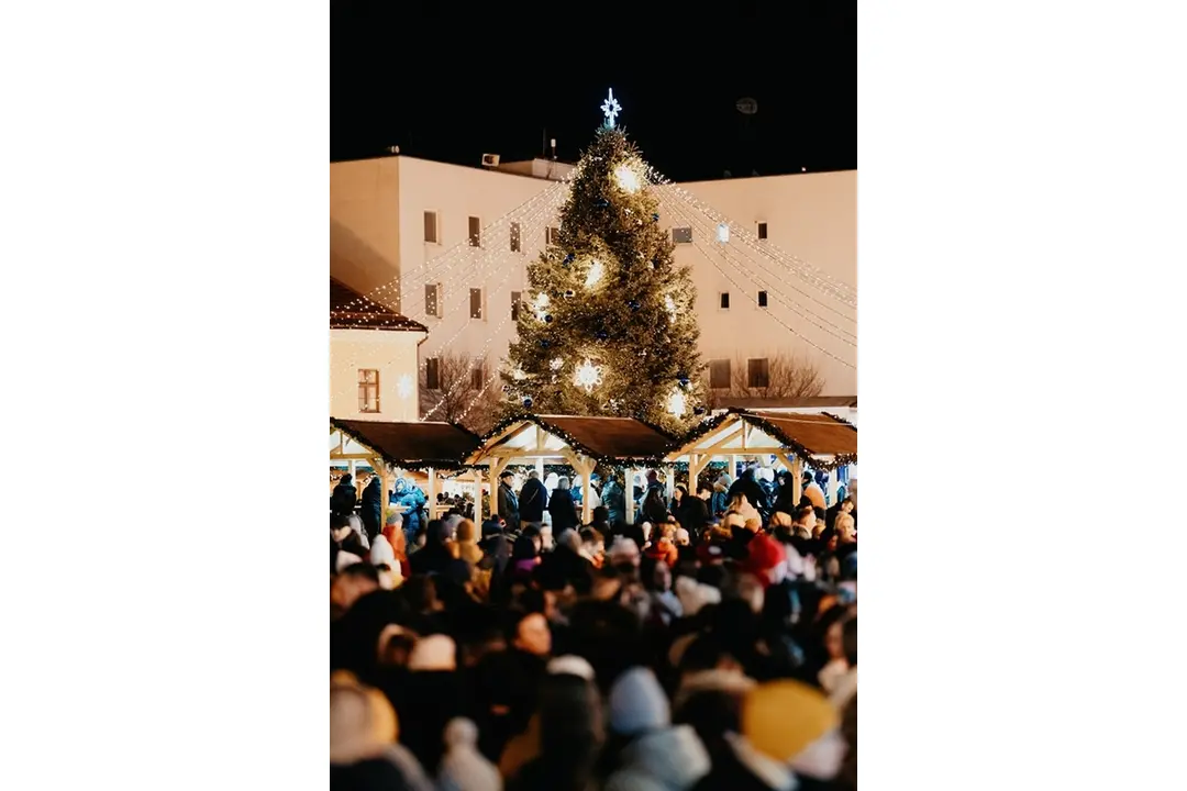 FOTO: Anjelský sprievod rozsvietil vianočný stromček v Trnave, foto 2