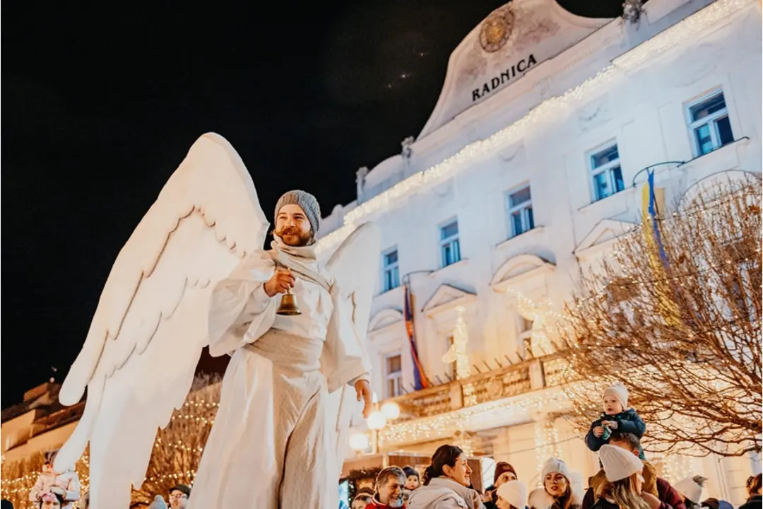 FOTO: Anjelský sprievod rozsvietil vianočný stromček v Trnave, foto 5