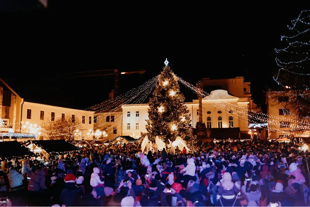 FOTO: Anjelský sprievod rozsvietil vianočný stromček v Trnave, foto 6