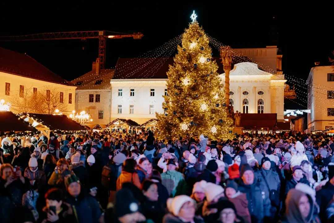 FOTO: Anjelský sprievod rozsvietil vianočný stromček v Trnave, foto 8