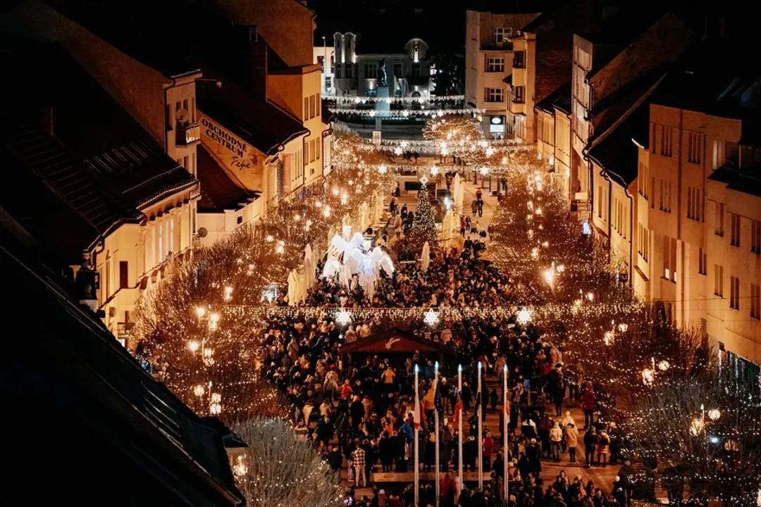 FOTO: Anjelský sprievod rozsvietil vianočný stromček v Trnave, foto 10